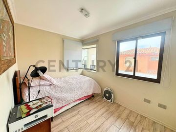 Se vende casa de dos niveles en San Joaquin