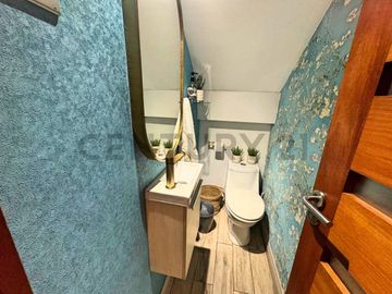 Se vende casa de dos niveles en San Joaquin