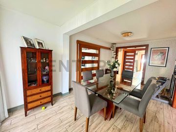Se vende casa de dos niveles en San Joaquin