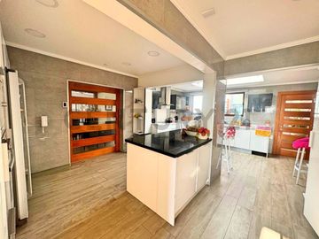 Se vende casa de dos niveles en San Joaquin