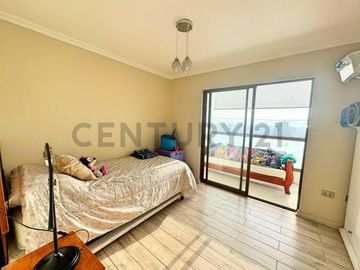 Se vende casa de dos niveles en San Joaquin