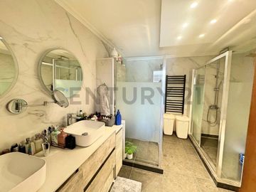 Se vende casa de dos niveles en San Joaquin