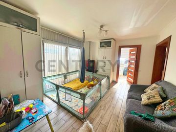 Se vende casa de dos niveles en San Joaquin