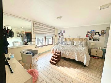 Se vende casa de dos niveles en San Joaquin