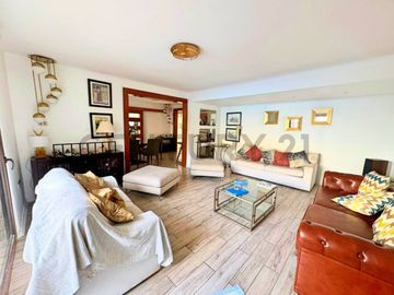 Se vende casa de dos niveles en San Joaquin