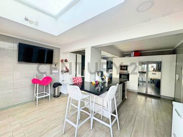 Se vende casa de dos niveles en San Joaquin