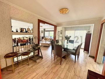 Se vende casa de dos niveles en San Joaquin