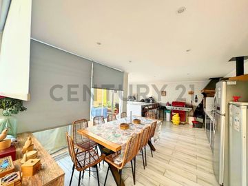 Se vende casa de dos niveles en San Joaquin