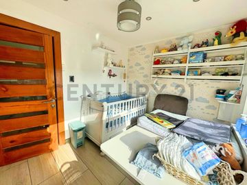 Se vende casa de dos niveles en San Joaquin