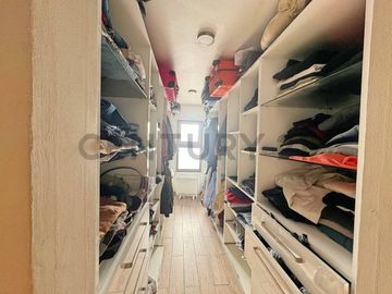 Se vende casa de dos niveles en San Joaquin