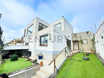 Se vende casa de dos niveles en San Joaquin