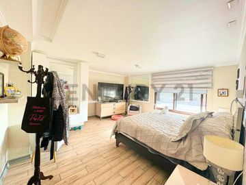 Se vende casa de dos niveles en San Joaquin