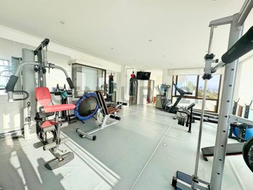 Se vende casa de dos niveles en San Joaquin