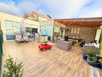 Se vende casa de dos niveles en San Joaquin