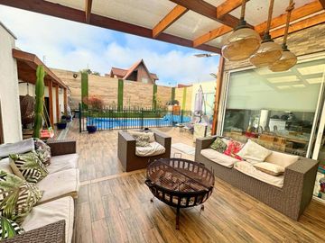 Se vende casa de dos niveles en San Joaquin