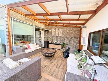 Se vende casa de dos niveles en San Joaquin