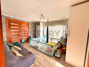 Se vende casa de dos niveles en San Joaquin