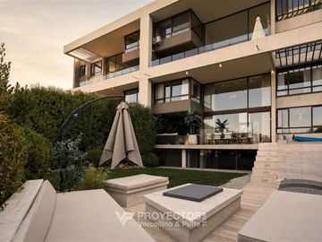 Casa con Vista Despejada en venta de 4 dorm. en Lo Barnechea