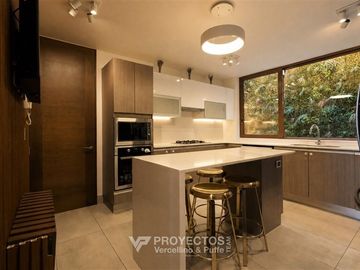Casa con Vista Despejada en venta de 4 dorm. en Lo Barnechea