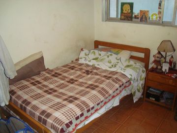 AMPLIO CHALET. EXCEL.UBIC.Ba. LOS ALAMOS.4 DORM.GARAG+PATIO.1CDRA PLAZA, A CDRS AV H.IRIGOYEN.