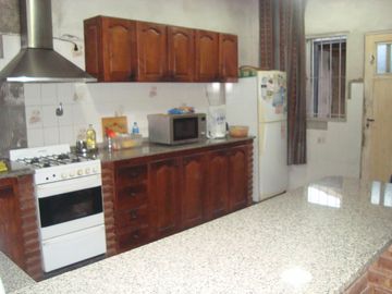 AMPLIO CHALET. EXCEL.UBIC.Ba. LOS ALAMOS.4 DORM.GARAG+PATIO.1CDRA PLAZA, A CDRS AV H.IRIGOYEN.