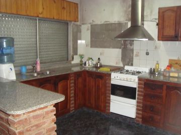 AMPLIO CHALET. EXCEL.UBIC.Ba. LOS ALAMOS.4 DORM.GARAG+PATIO.1CDRA PLAZA, A CDRS AV H.IRIGOYEN.