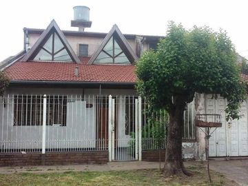 AMPLIO CHALET. EXCEL.UBIC.Ba. LOS ALAMOS.4 DORM.GARAG+PATIO.1CDRA PLAZA, A CDRS AV H.IRIGOYEN.