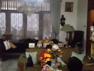 Rumah putih 2 lantai dalam komplek bukit cinere indah depok