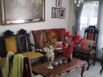 Rumah putih 2 lantai dalam komplek bukit cinere indah depok