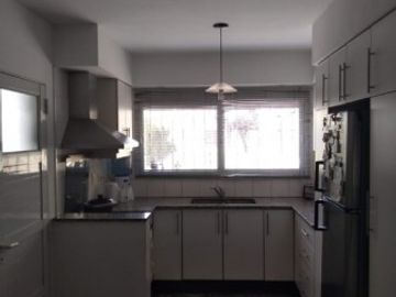 Hermoso chalet de estilo construido sobre amplio lote de 8,66 x 54,57