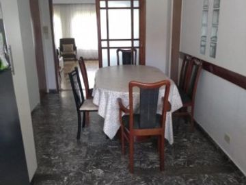 Hermoso chalet de estilo construido sobre amplio lote de 8,66 x 54,57