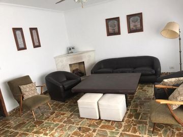 Hermoso chalet de estilo construido sobre amplio lote de 8,66 x 54,57