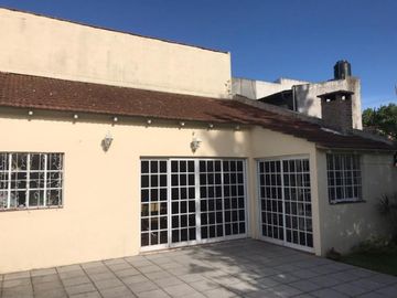 Hermoso chalet de estilo construido sobre amplio lote de 8,66 x 54,57