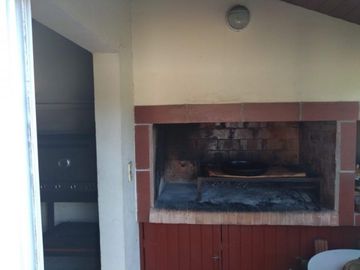 Hermoso chalet de estilo construido sobre amplio lote de 8,66 x 54,57