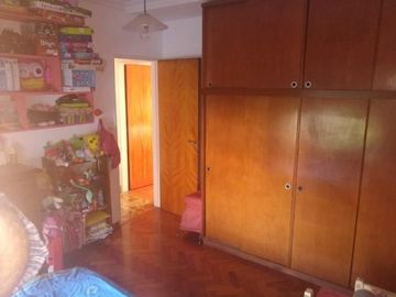 Hermoso chalet de estilo construido sobre amplio lote de 8,66 x 54,57