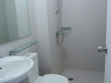 1BR Condo with Balcony with option for Parking near Makati