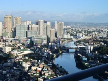 1BR Condo with Balcony with option for Parking near Makati