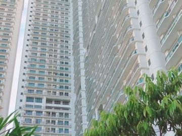 1BR Condo with Balcony with option for Parking near Makati