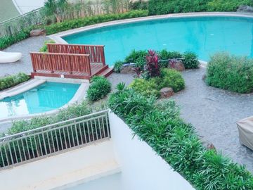 1BR Condo with Balcony with option for Parking near Makati