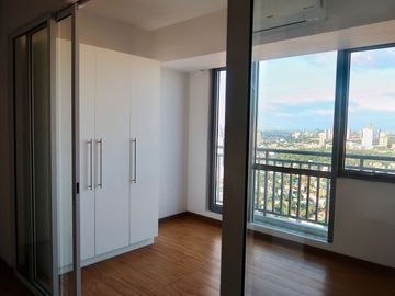 1BR Condo with Balcony with option for Parking near Makati