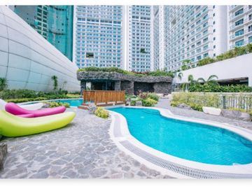 1BR Condo with Balcony with option for Parking near Makati