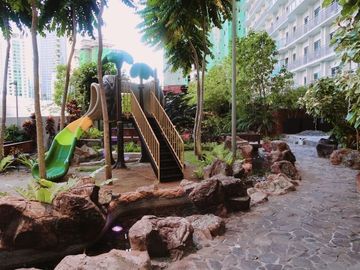 1BR Condo with Balcony with option for Parking near Makati