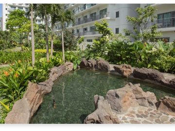 1BR Condo with Balcony with option for Parking near Makati