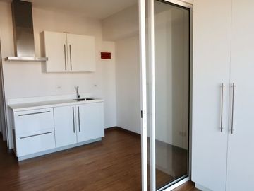 1BR Condo with Balcony with option for Parking near Makati
