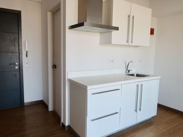 1BR Condo with Balcony with option for Parking near Makati
