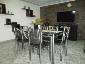 IMPECABLE CASA EN VENTA DE 3 AMBIENTES, CON PILETA Y QUINCHO, CHILAVERT