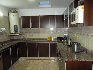 IMPECABLE CASA EN VENTA DE 3 AMBIENTES, CON PILETA Y QUINCHO, CHILAVERT