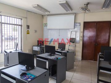 Espectacular OPORTUNIDAD en la mejor ubicación para EMPRESA O INSTITUCIÓN. 
* AMPLIOS Y LUMINOSOS ambientes ideales para atención de público así como