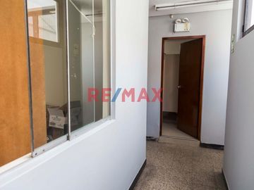 Espectacular OPORTUNIDAD en la mejor ubicación para EMPRESA O INSTITUCIÓN. 
* AMPLIOS Y LUMINOSOS ambientes ideales para atención de público así como