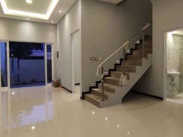 Rumah Sutorejo Utara BARU GRESS hadap selatan